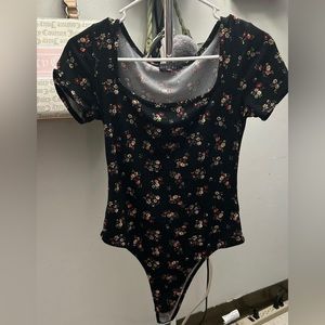 Very cute and girly Floral bodysuit,size S.